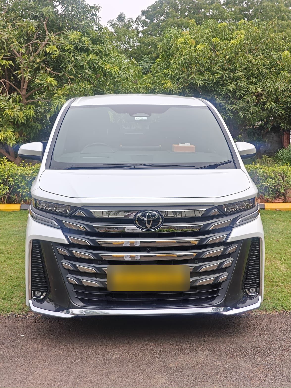 Toyota Vellfire rental in Chennai